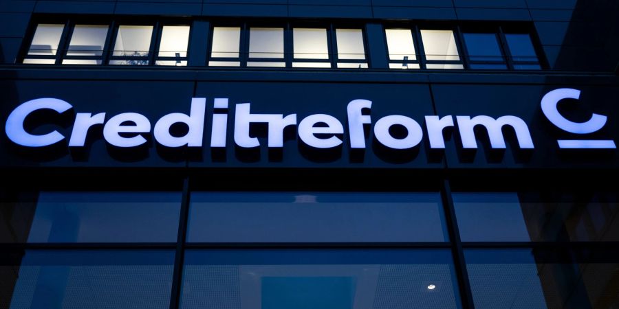 Die Zahl der überschuldeten Menschen ist in Deutschland in diesem Jahr auf ein Rekordtief gefallen. Doch die Zahlen sind trügerisch, warnt die Wirtschaftsauskunftei Creditreform.