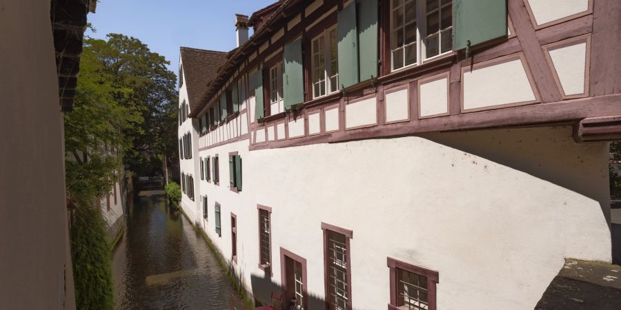 Das St. Alban-Quartier in Basel ist nach dem ehemaligen St. Alban-Kloster benannt. Dort befindet sich auch die St. Alban-Kirche (Dalbekirche), das St. Alban-Tor (Dalbedoor) sowie das letzte Stück der Basler Stadtmauer im St. Alban-Tal (Dalbeloch) beim Rheinufer.