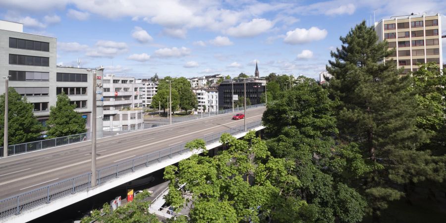 Das Heuwaage-Viadukt in der Stadt Basel wurde 1970 eröffnet. Der Name Heuwaage deutet auf die Waage für Fuhrwerke hin, die hier 1874 in Betrieb genommen wurde.