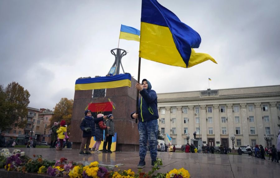 Nach der Rückeroberung werden in Cherson ukrainische Flaggen gehisst.