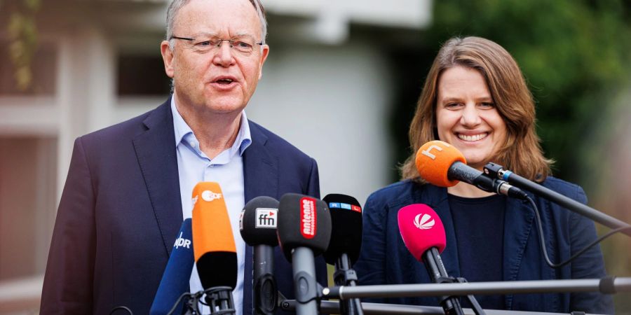 Stephan Weil (l, SPD), Ministerpräsident von Niedersachsen, und Julia Willie Hamburg (r, Bündnis 90/Die Grünen), Spitzenkandidatin zur Landtagswahl, geben ein Pressestatement zum Beginn der Koalitionsverhandlungen.