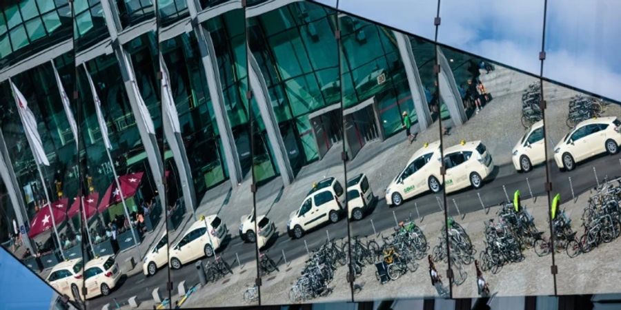 Taxis vor dem Hauptbahnhof Berlin