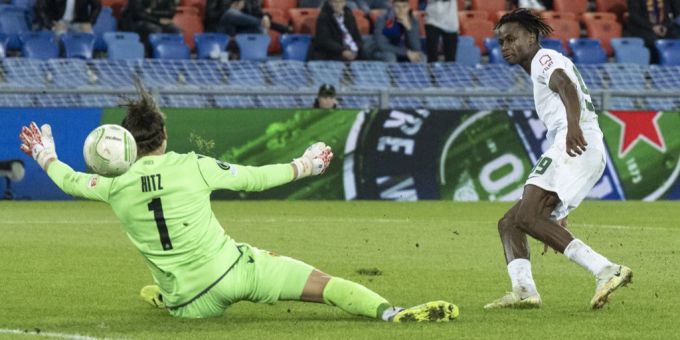 Kehinde Mathias Oyewusi (r.) schiesst den Ausgleich für Zalgiris gegen den FC Basel. FC basel