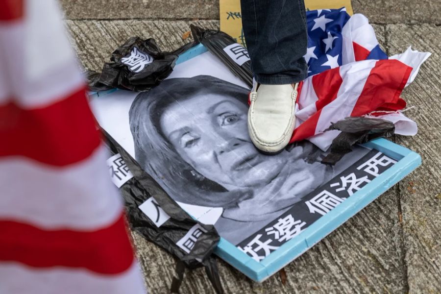 Ein Demonstrant tritt in Hongkong in der Nähe des US-Generalkonsulats auf ein nachgestelltes Foto von Nancy Pelosi. Ihr Taiwan-Besuch hat bei China-Befürwortern solche und ähnliche Reaktionen hervorgerufen.