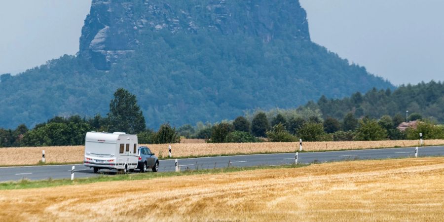 Nicht nur auf Urlaubsfahrten gilt: Auch die Reifen sollten noch genug Profil und ein gewisses Alter nicht überschritten haben.