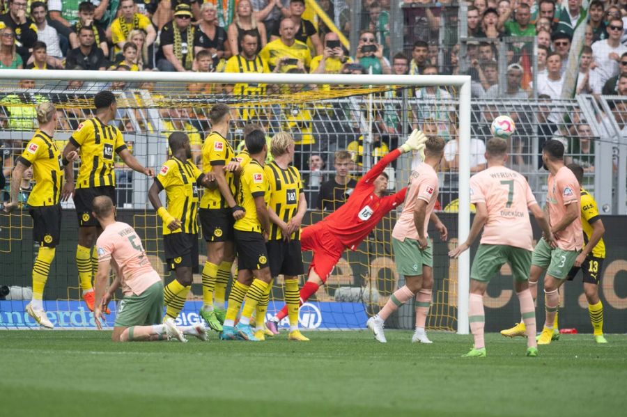 Beim BVB steht standesgemäss Goalie Gregor Kobel zwischen den Pfosten.