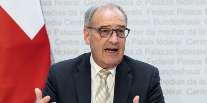 Wirtschaft und Politik erhöhen den Druck auf Wirtschaftsminister Guy Parmelin. Guy Parmelin