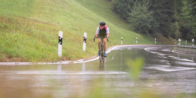 Es wurde regnerisch auf Etappe 8 der Pässe Challenge Monika Sattler auf ihrem Velo