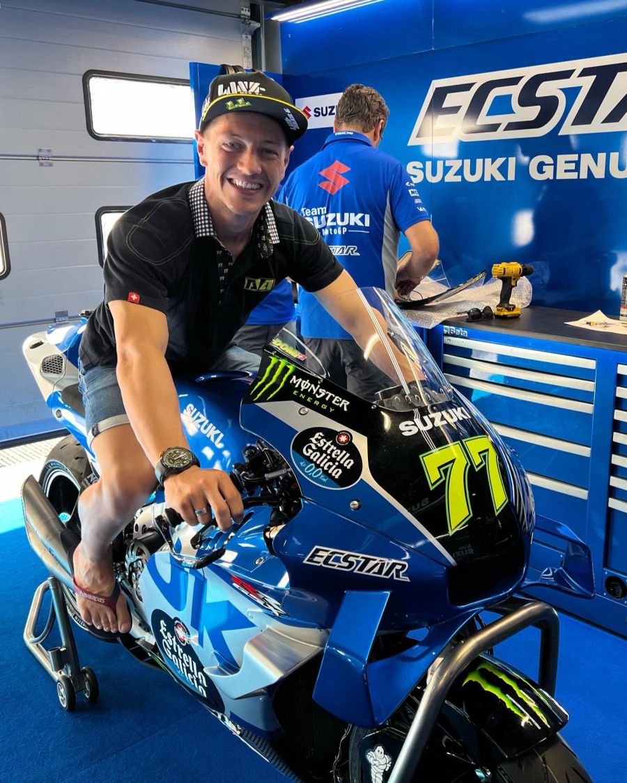 Schon einen Tag vor dem Training in Misano zeigt sich Dominique Aegerter auf der MotoGP-Maschine.