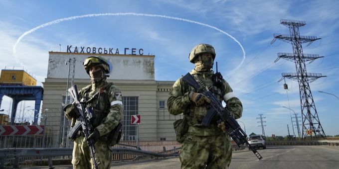 Russische Soldaten bewachen ein Elektrizitätswerk in Cherson. (Archiv) Cherson Ukraine Krieg Russland