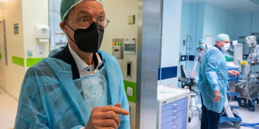 Gesundheitsminister Karl Lauterbach (SPD) steht bei einem Besuch im Hadassah Krankenhaus in Jerusalem mit Schutzkleidung in einem Operationstrakt.