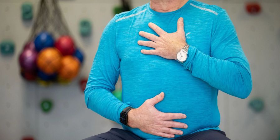 Ein Long-Covid-Patient beim Atemtraining in  einer Reha-Klinik für Post-Covid Erkrankte.