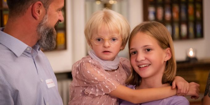 Am Freitag, 9. September 2022 fand im Restaurant Belvoirpark Zürich die 6. Benefiz-Gala des Fördervereins für Kinder mit seltenen Krankheiten statt Zwei Mädchen mit Papa