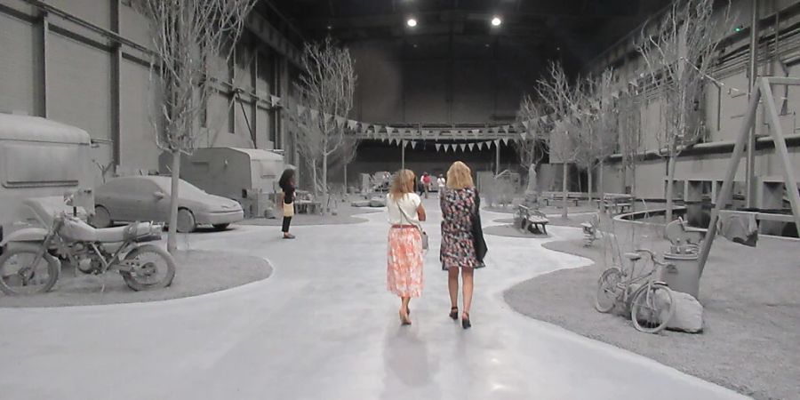 Ein von Asche begrabener Campingplatz nach einem Vulkanausbruch. «We Were the Last to Stay» (Wir waren die Letzten, die blieben) heisst die riesige Installation in der stillgelegten Fabrik Fagor-Brandt, die der Belgier Hans Op de Beeck für die Kunstbiennale von Lyon geschaffen hat. Foto: Sabine Glaubitz/dpa - ACHTUNG: Nur zur redaktionellen Verwendung im Zusammenhang mit einer Berichterstattung Kunstbiennale in Lyon und nur mit vollständiger Nennung des vorstehenden Credits