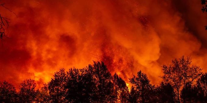 dpatopbilder - HANDOUT - Dieses von der Feuerwehr SDIS33 zur Verfügung gestellte Foto zeigt einen Waldbrand in der Nähe des Dorfes Saumos. Foto: Uncredited/SDIS33/dpa - ACHTUNG: Nur zur redaktionellen Verwendung und nur mit vollständiger Nennung des vorstehenden Credits Feuerwehr SDIS33