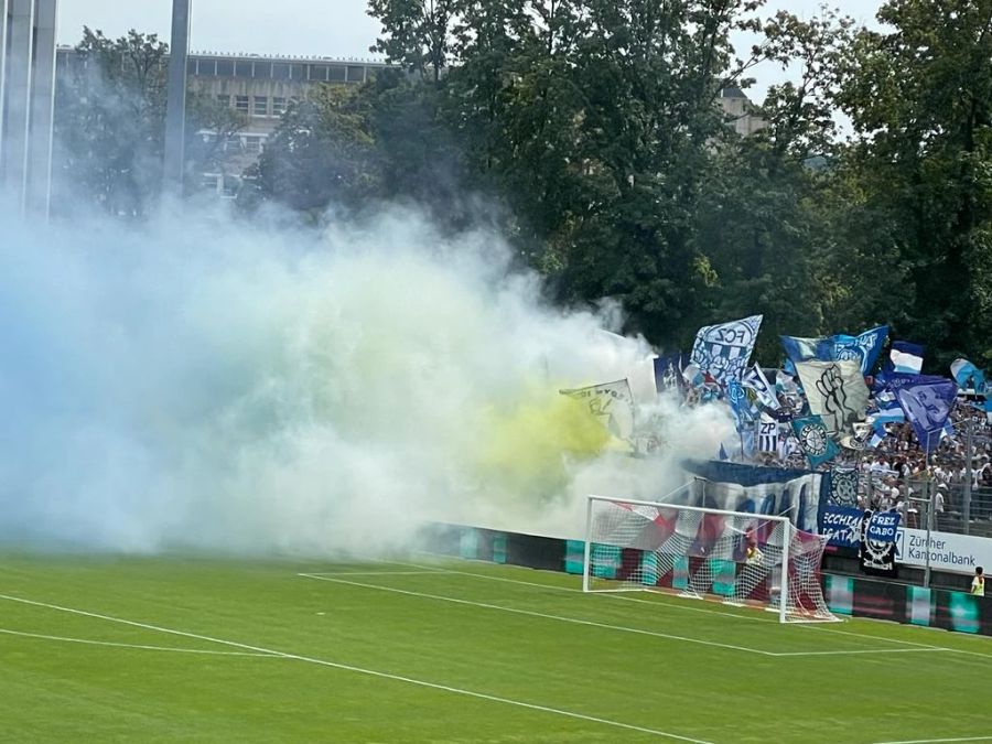 Die beiden Fan-Lager sorgen für eine super Stimmung.