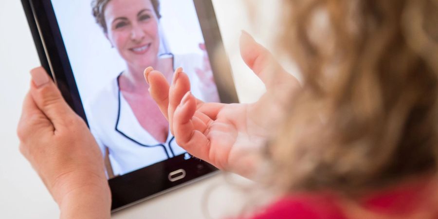 Bei Online-Sitzungen spricht man via Videotelefonat mit der Therapeutin oder dem Therapeuten.