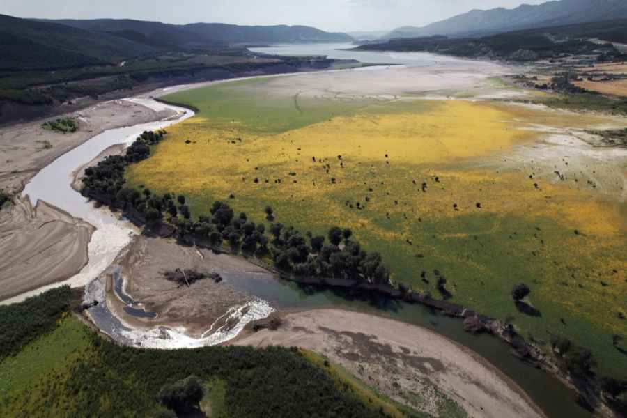 Ein mit einer Drohne aufgenommenes Bild zeigt den unteren Teil des Yesa-Stausees mit dem Fluss Aragon praktisch ohne Wasser in Yesa, Navarra, Spanien, am 11. August 2022.