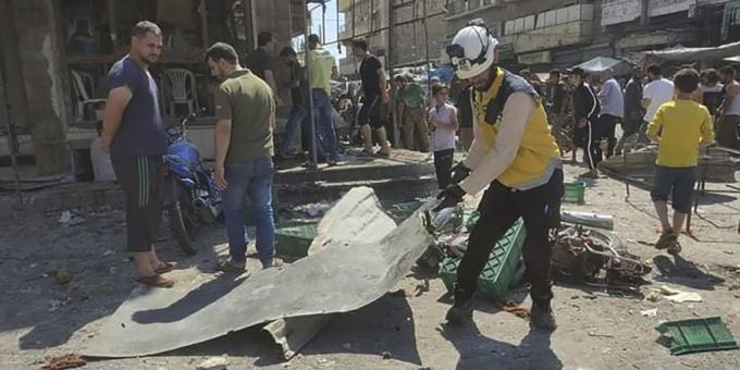 Ein Weisshelm räumt in Al-Bab nach einem Luftschlag auf. (Syrian Civil Defense White Helmets via AP) syrien