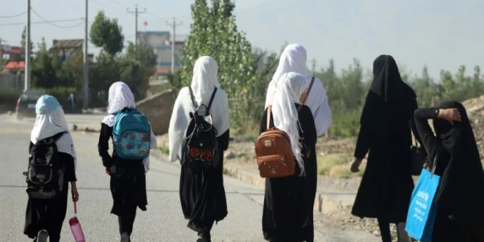 Afghanische Schülerinnen auf dem Weg zur Schule. (Archiv) schule