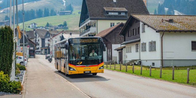 Busdurchfahrt Richtung Einsiedeln auf der Jessenenstrasse in Oberiberg. Busdurchfahrt Richtung Einsiedeln auf der Jessenenstrasse in Oberiberg.