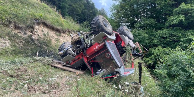 Lauwil BL: Selbstunfall mit Traktor - Lenker schwer verletzt. Lauwil BL