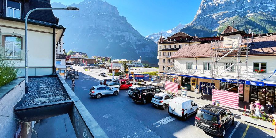 Der Bahnhofplatz in Grindelwald mit der Post.