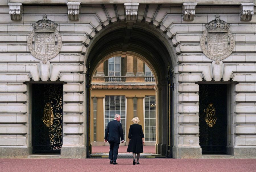 An der Seite von Camilla betritt Charles den Buckingham-Palast erstmals als König.