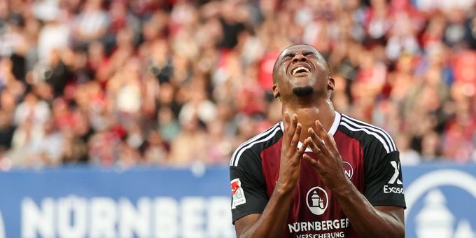 Der Nürnberger Kwadwo Duah reagiert auf eine weitere verpasste Torchance. Der Nürnberger Kwadwo Duah reagiert auf eine weitere verpasste Torchance.