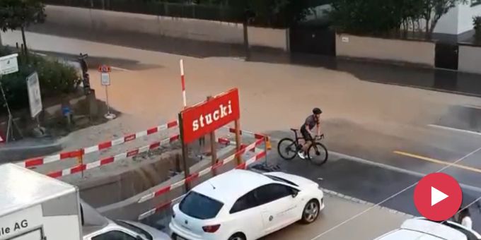 Geflutete Strasse - Über 15'000 Blitze bei starkem Unwetter registriert