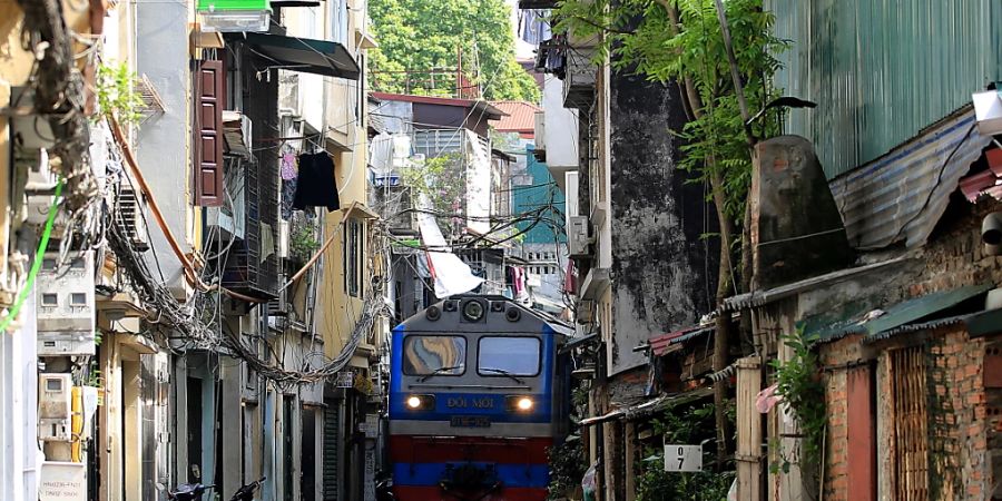 Fast drei Jahre nach der Schliessung der berühmten «Train Street» in Vietnams Hauptstadt Hanoi ist die als Selfie-Spot beliebte Sehenswürdigkeit wieder offen. (Archivbild)