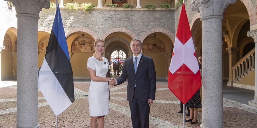 Bundespräsident Ignazio Cassis (rechts) begrüsst die estnische Ministerpräsidentin Kaja Kallas am Samstag in Bellinzona.