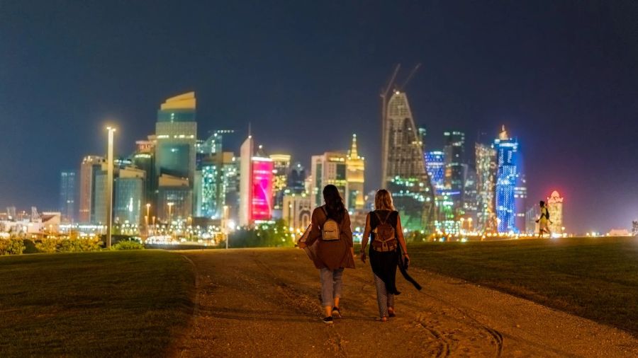 Frauen Park Skyline Doja nachts