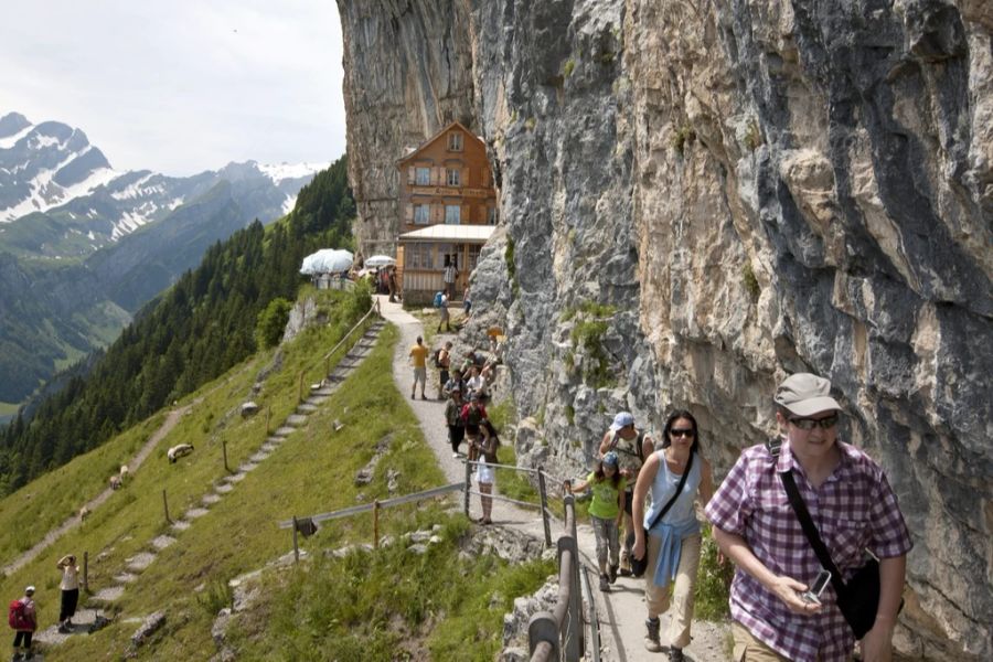 Das Berggebiet lockt jeden Sommer zahlreiche Wander-Touristen an. (Archiv)