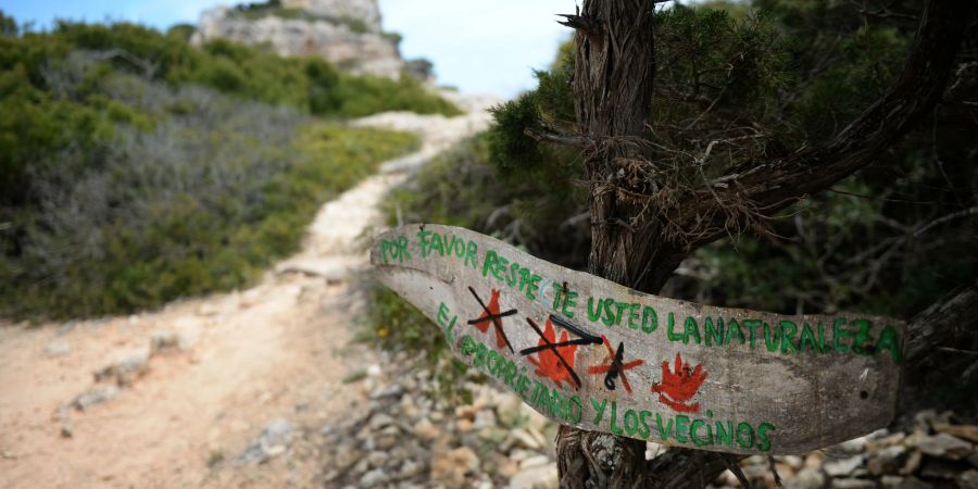 Ein Schild untersagt in das Entzünden von Feuer, Lagerfeuer und Holzeinschlag bei Santanyi auf Mallorca (Symbolbild).