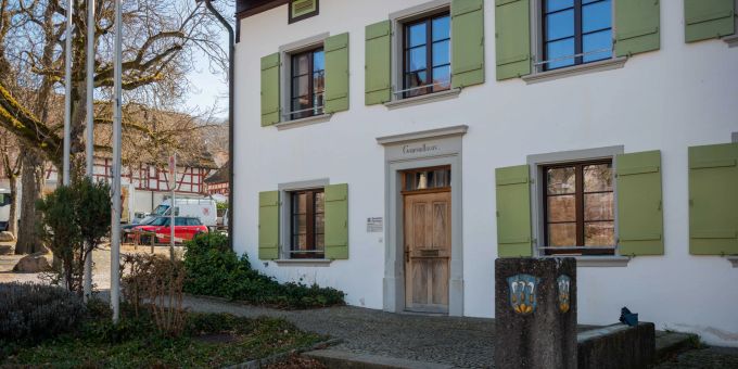 Die Gemeindeverwaltung in Flurlingen im Bezirk Andelfingen. Die Gemeindeverwaltung in Flurlingen im Bezirk Andelfingen.