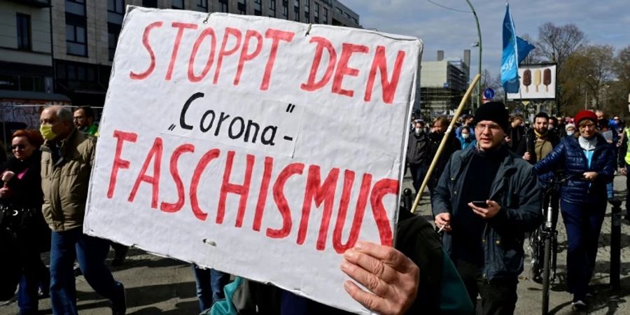 Protesschild auf einer Corona-Demonstration in Berlin