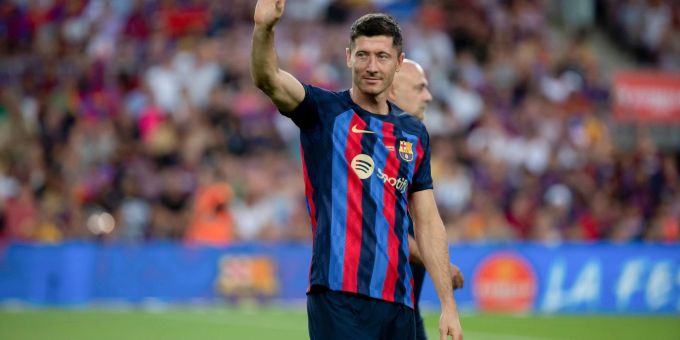 Barcelonas Neuzugang Robert Lewandowski winkt ins Publikum. Barcelonas Neuzugang Robert Lewandowski winkt ins Publikum.