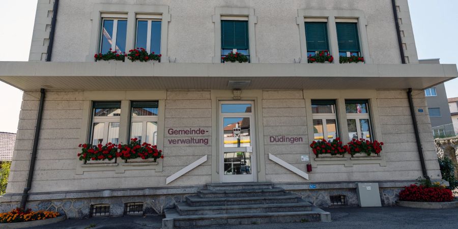 Eingang zur Gemeindeverwaltung Düdingen an der Hauptstrasse 27.
