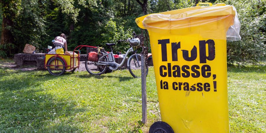 Ein Abfallkübel am Bielersee bei Ipsach Strandboden.