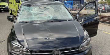 Münchenstein BL: Personenwagen kollidiert mit zwei Velolenkern