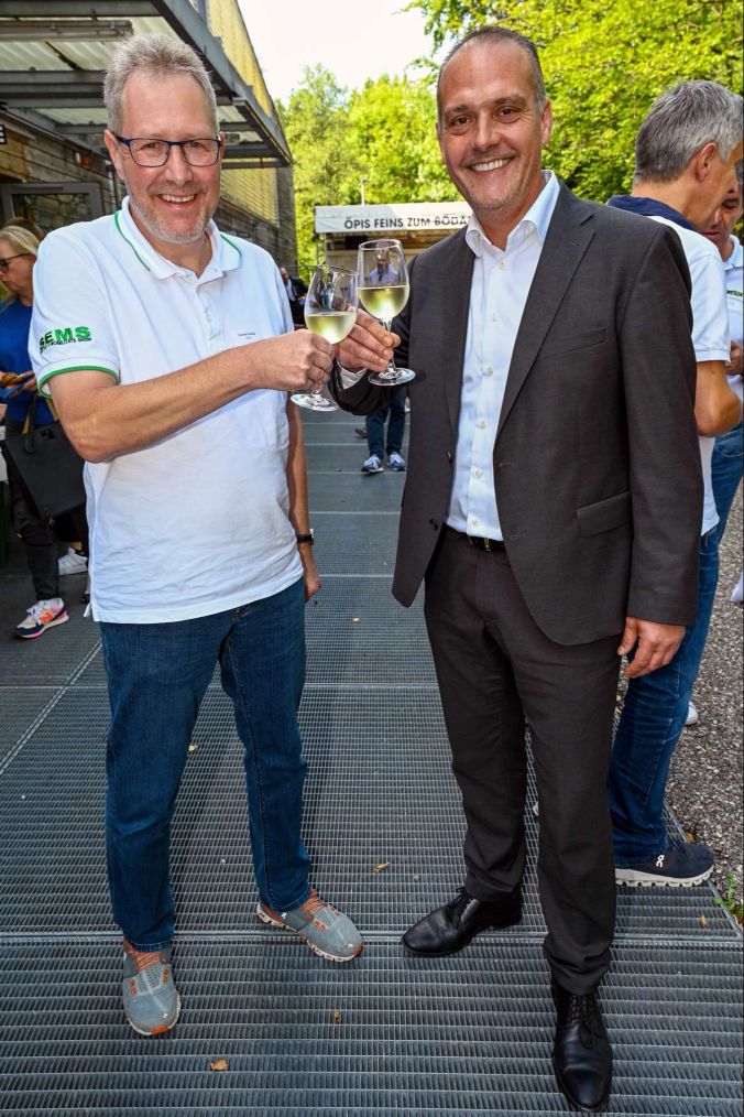 Thomas Hunziker (OK Präsident SEMS/l) und Frank Schürch (Geschäftsführer energie-cluster.ch/r).
