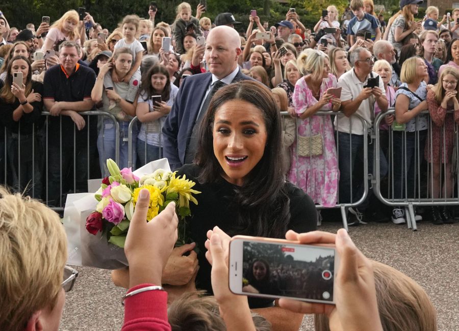 Meghan spricht mit trauernden Fans.