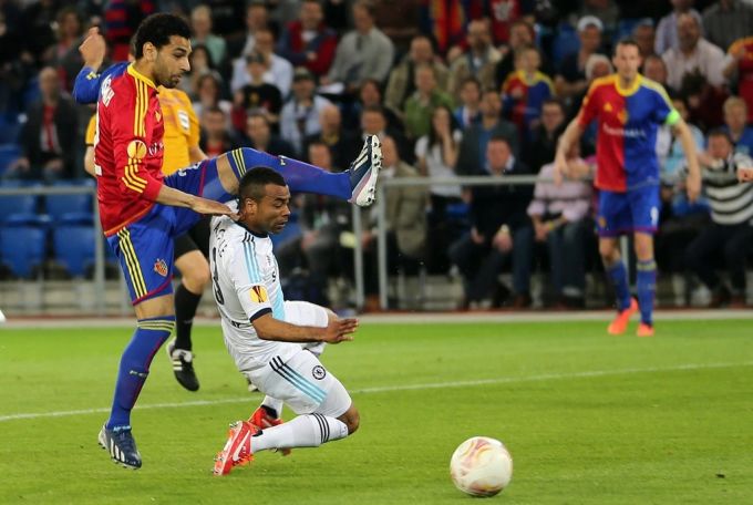 Mo Salah, damals noch beim FCB, im Duell mit Chelseas Ashley Cole im Halbfinal der Europa League. FC Basel Europa League