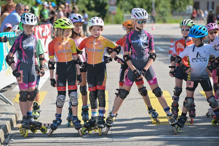 Kinder beim Inlineskate-Start