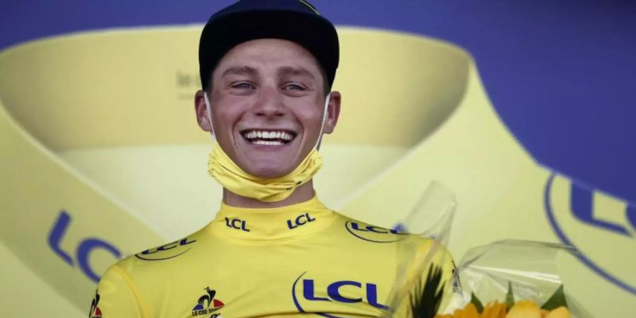 Mathieu van der Poel aus den Niederlanden trägt das Gelbe Trikot. Foto: Stephane Mahe/Reuters Pool/AP/dpa