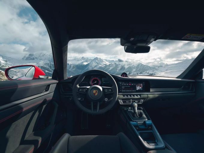 Edles Race-Tex allerorten und ein besonders kurzer Schalthebel für das manuelle Getriebe zeichnen das Interieur aus Porsche 911 Carrera GTS