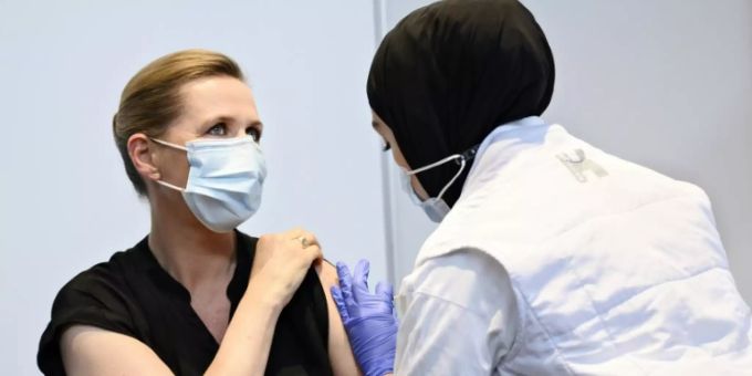 Die dänische Ministerpräsidentin Mette Frederiksen bei ihrer Impfung Die dänische Ministerpräsidentin Mette Frederiksen bei ihrer Impfung