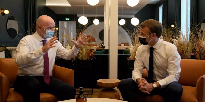Emmanuel Macron, Präsident von Frankreich (r), trifft FIFA-Präsident Gianni Infantino (l) während der Einweihung des Museums Hotel de La Marine. Hôtel de la Marine
