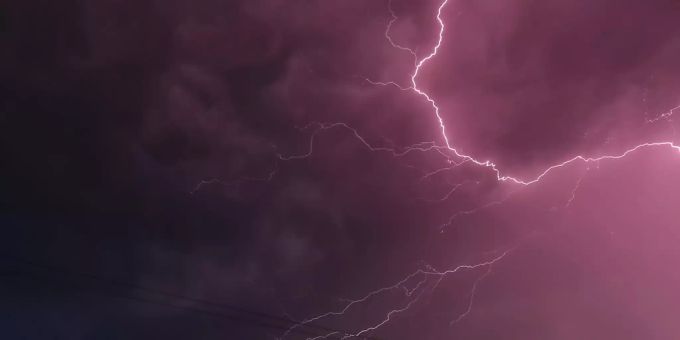 Begleitet von Sturmböen und starkem Regen erreichte die Gewitterfront den Aargau am frühen Mittwochabend.